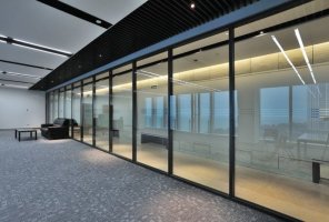 办公室装修玻璃隔断如何进行保养？